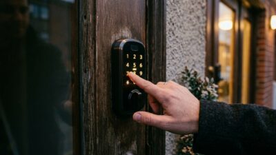 Код от двери не подошёл при заселении: что делать по шагам